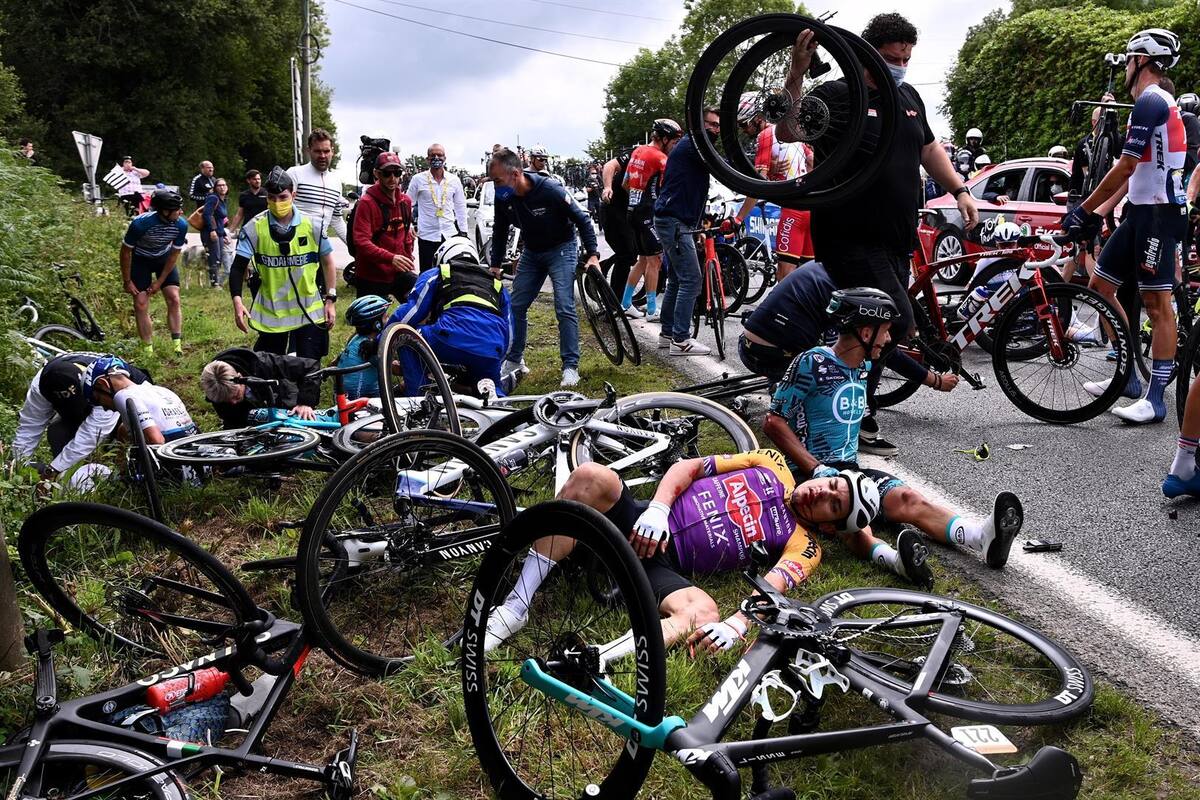 Tour de Francia: Detienen a espectadora que provocó caída masiva