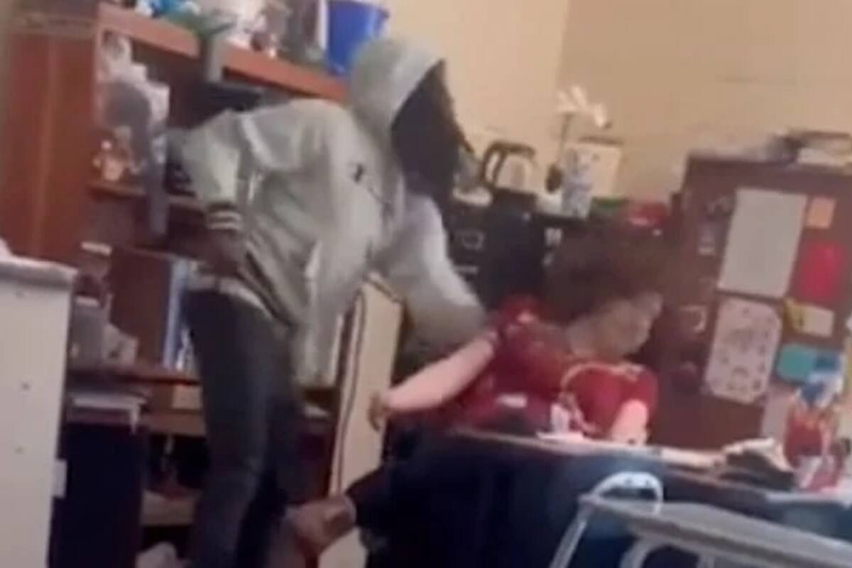 VIDEO: Alumno bofetea a maestra frente a sus compañeros