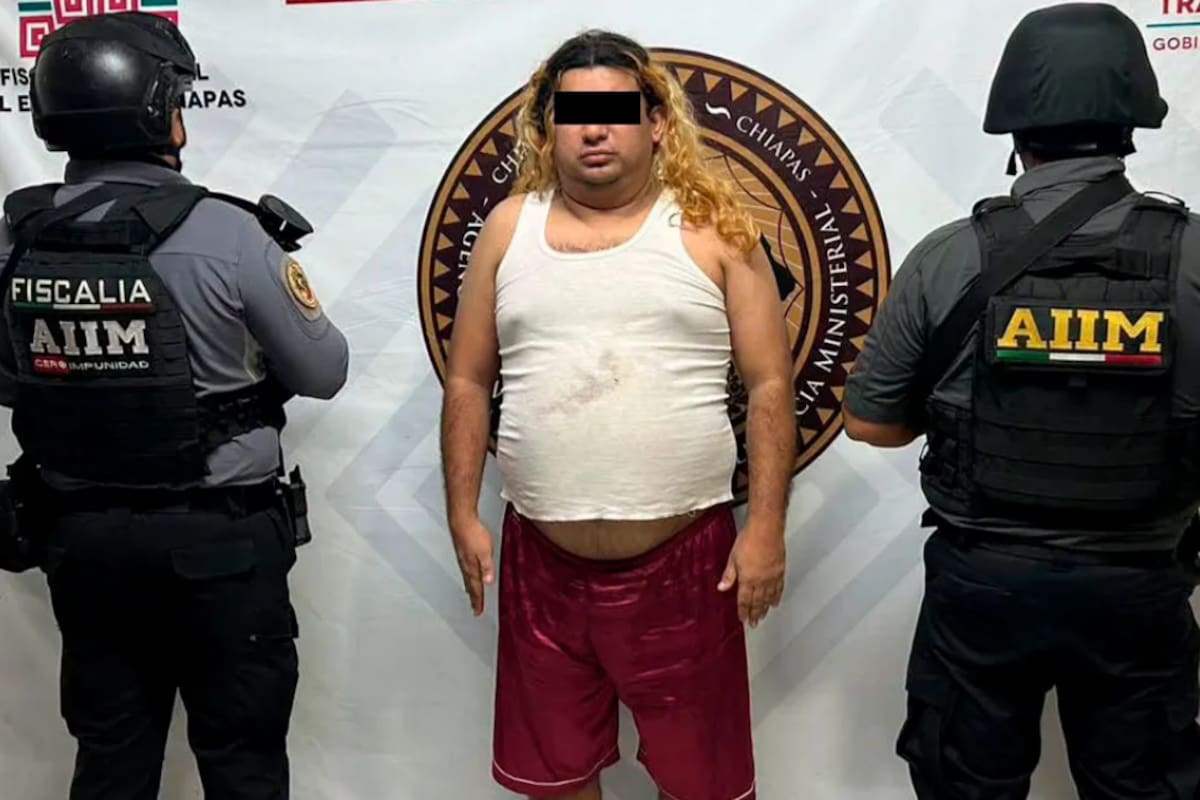 Docente de Chiapas es detenido tras un cateo donde autoridades aseguran celulares, computadoras y USB con presunto material sexual de menores, mientras la Fiscalía investiga si el hombre tenía vínculos con una posible red de trata o distribución de este contenido