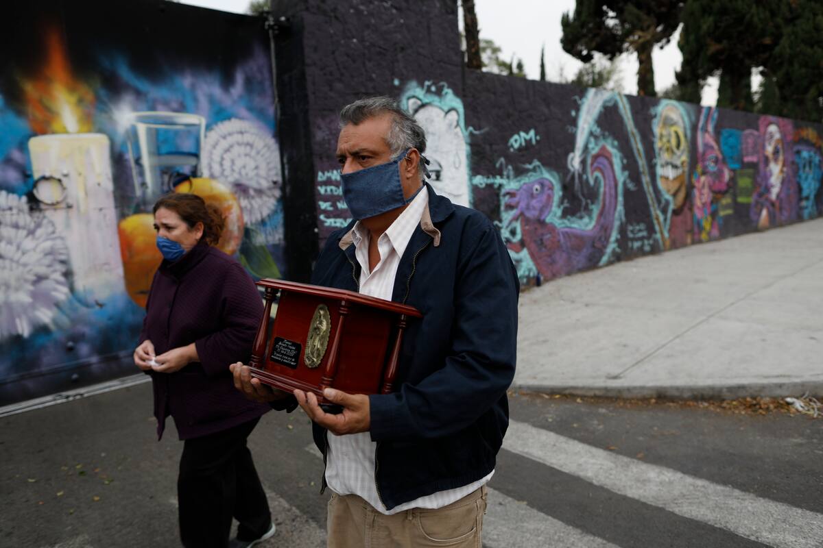 El funeral de un católico en México; sin misa ni abrazos