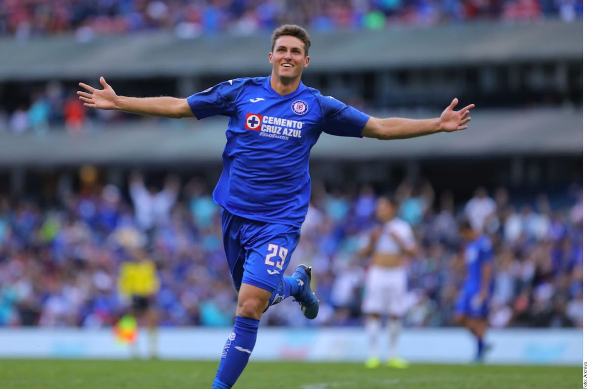 Santiago Giménez como jugador del Cruz Azul en 2020. (Foto: Archivo GH)