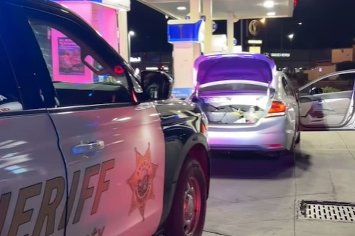 Persecución por autos robados termina en choque en garita de Calexico