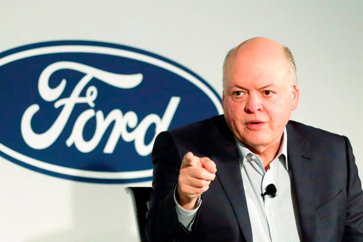 CEO de Ford se retira en medio del plan de reestructuración de la empresa