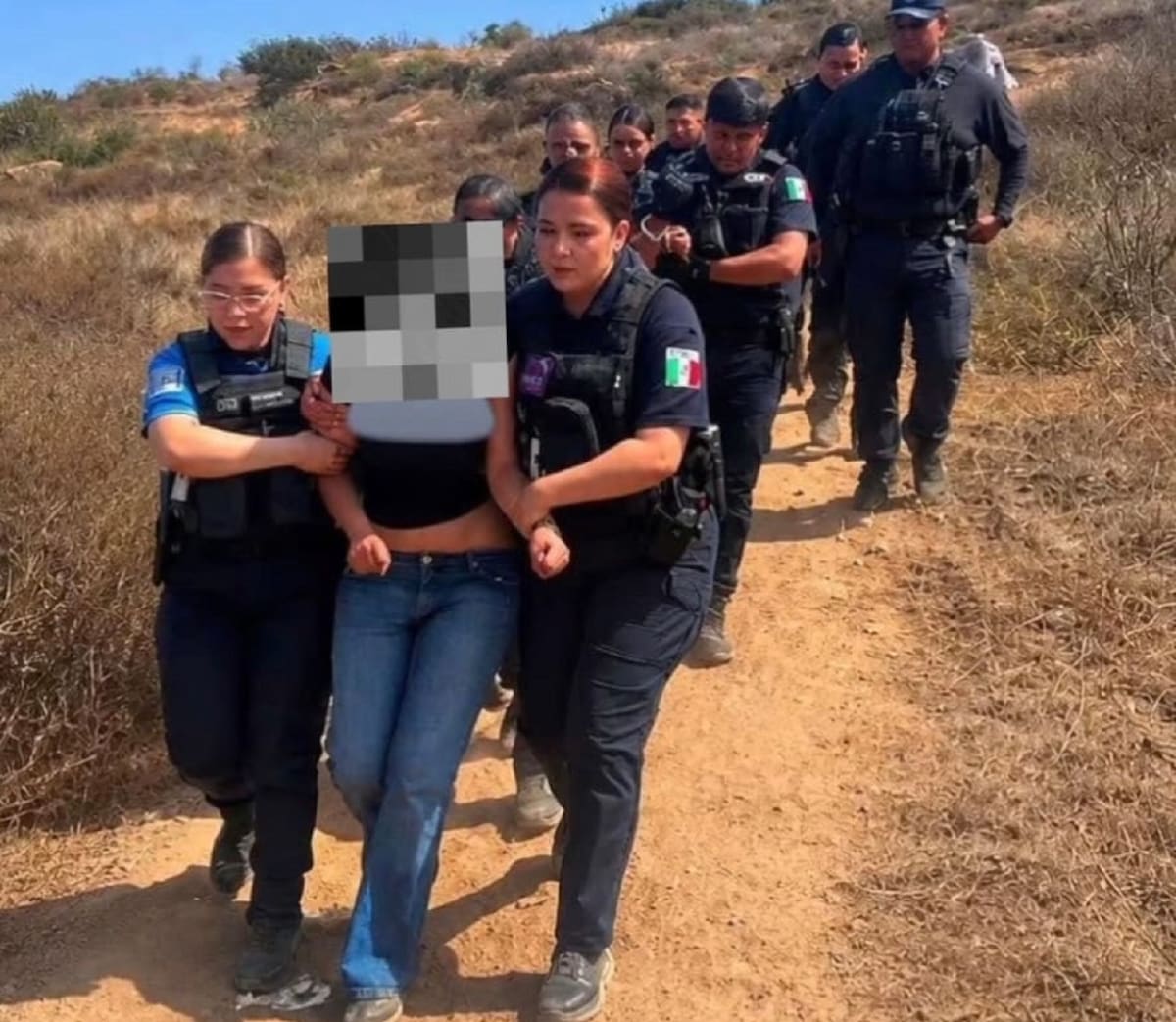 Policías municipales rescataron a dos adolescentes en situación de riesgo en Ensenada; ambas recibieron atención médica y acompañamiento especializado tras la intervención. Fotos: Cortesía.