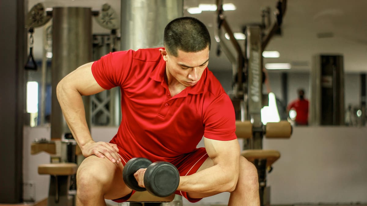 Expertos en entrenamiento deportivo señalan que combinar pesas libres y máquinas en el gimnasio es clave para ganar masa muscular de forma eficiente, ya que cada método activa el músculo de manera distinta y permite mejorar tanto la fuerza general como el trabajo específico por zonas
