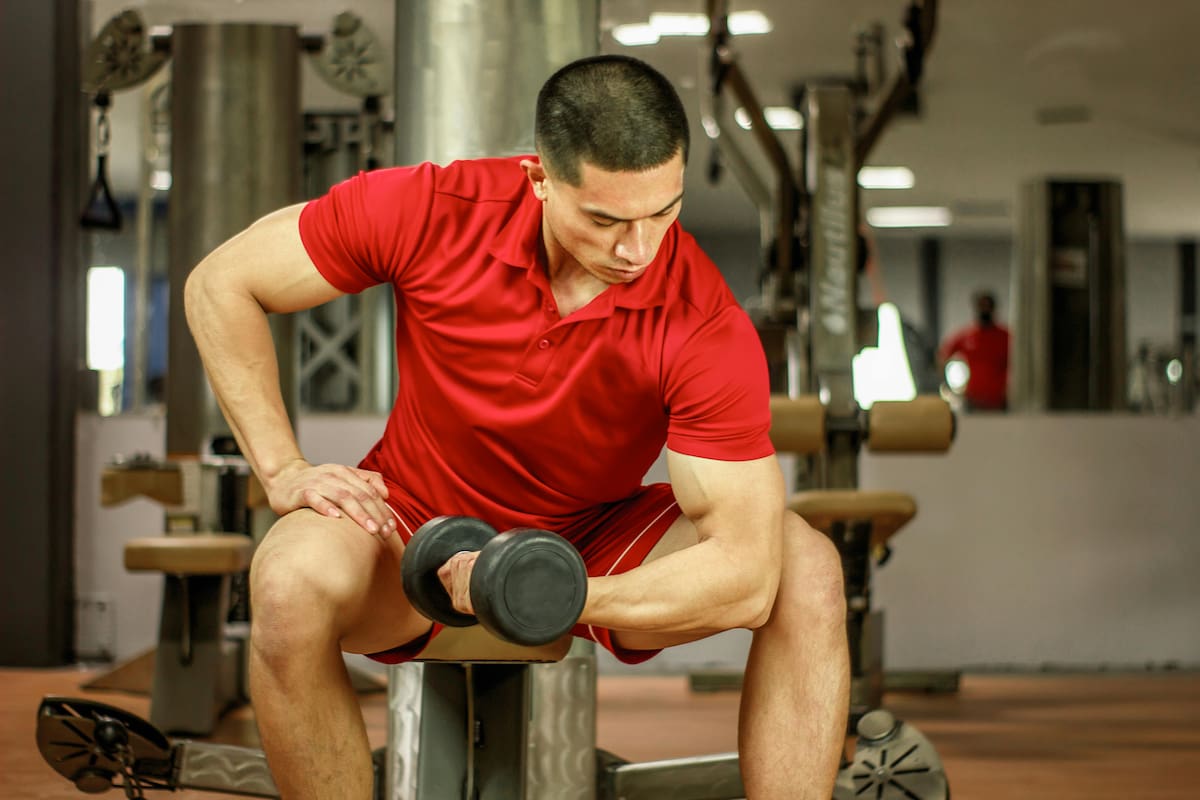 Expertos en entrenamiento deportivo señalan que combinar pesas libres y máquinas en el gimnasio es clave para ganar masa muscular de forma eficiente, ya que cada método activa el músculo de manera distinta y permite mejorar tanto la fuerza general como el trabajo específico por zonas