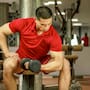 Expertos en entrenamiento deportivo señalan que combinar pesas libres y máquinas en el gimnasio es clave para ganar masa muscular de forma eficiente, ya que cada método activa el músculo de manera distinta y permite mejorar tanto la fuerza general como el trabajo específico por zonas