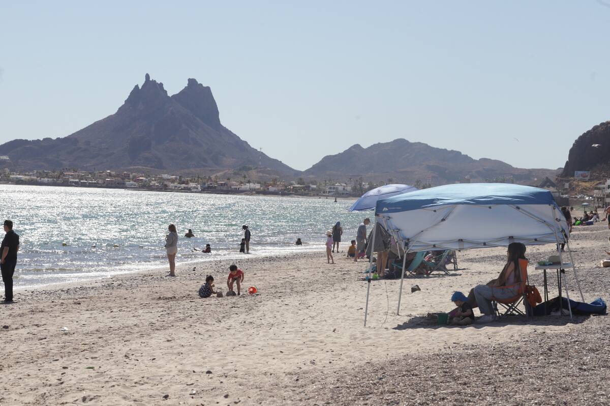 Turistas disfrutan de la Playa Francisco en San Carlos, Nuevo Guaymas, Sonora.