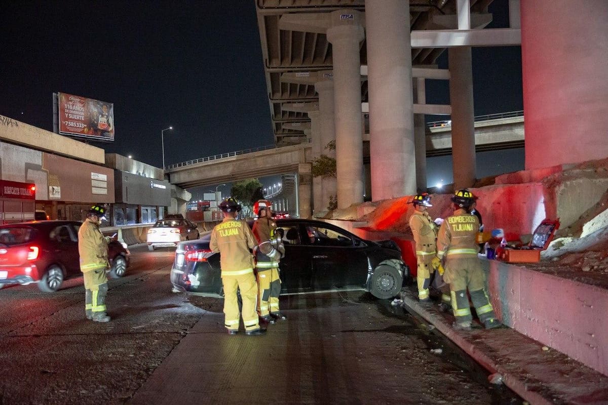 El automovilista resultó con lesiones que no requirieron traslado a un hospital tras el accidente. Foto: Border Zoom