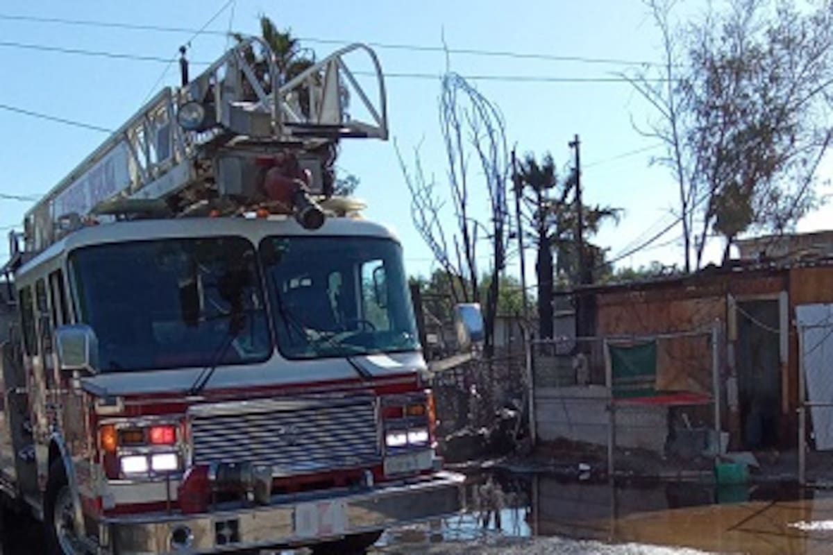 Incendio consume dos domicilios en la colonia Lucio Blanco