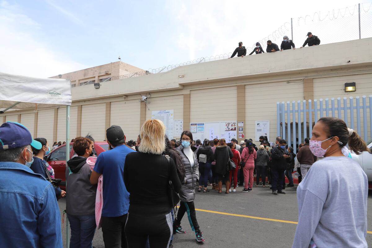Familiares de internos del centro de reclusión o penitenciaria de la mesa se mantienen afuera del cerezo después de que se presentara un conato o intento de motín la noche del martes.