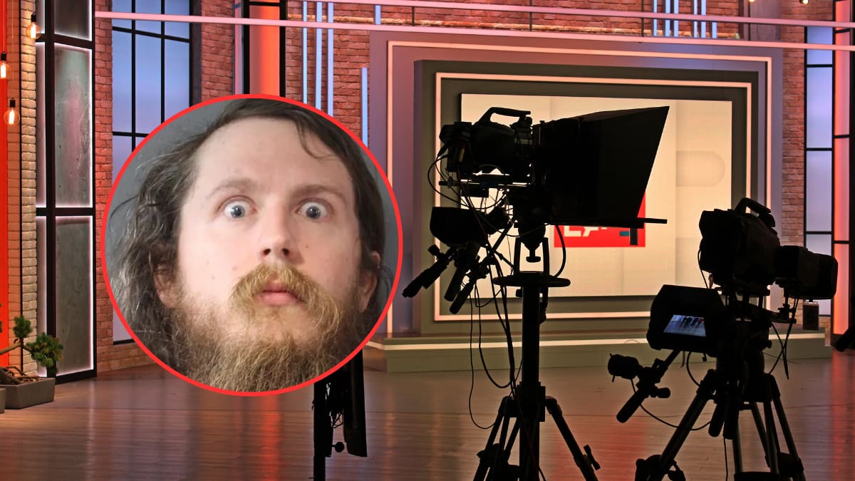 El supervisor de video de conocido canal de noticias en Estados Unidos es acusado de grabar a escondidas a quienes usaban los vestidores de la estación