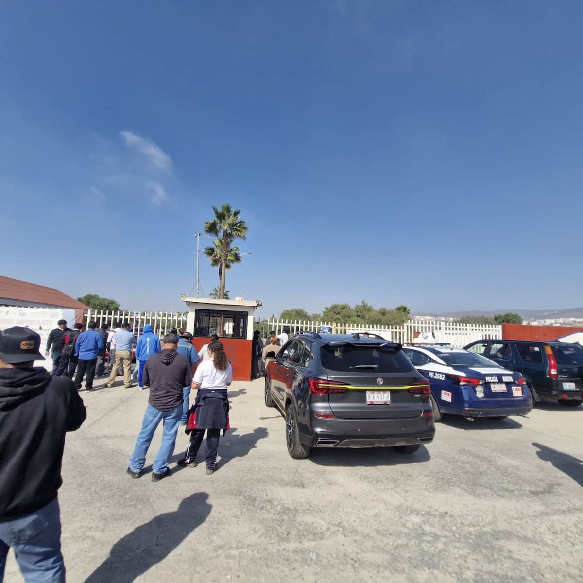 En presencia de los oficiales, un estudiante señalado mostró sus pertenencias constatando a los agentes que no portaba ningún tipo de arma de fuego. Foto: Cortesía