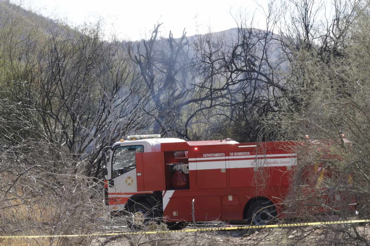Bomberos sofocan incendio de camioneta y maleza en Suroriente de Hermosillo