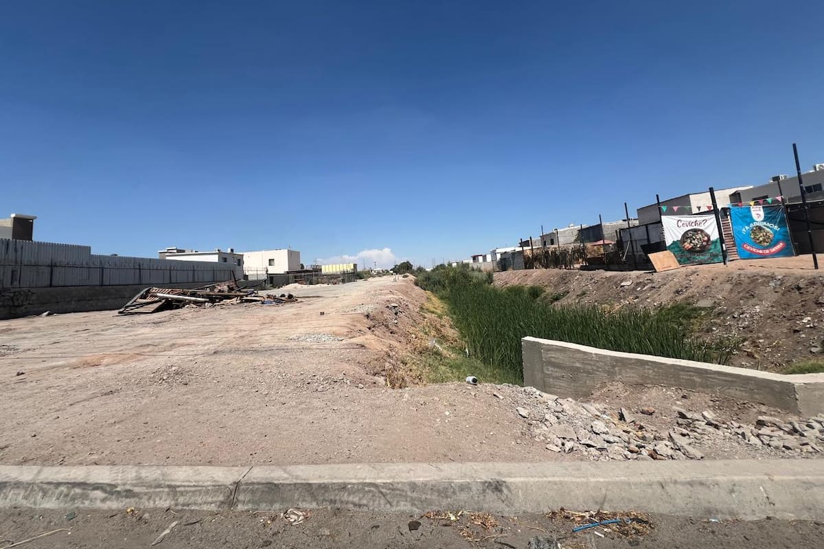 Ejidatario dice ser dueño de orillas del dren de Gran Venezia y vecinos aseguran que es de Conagua.