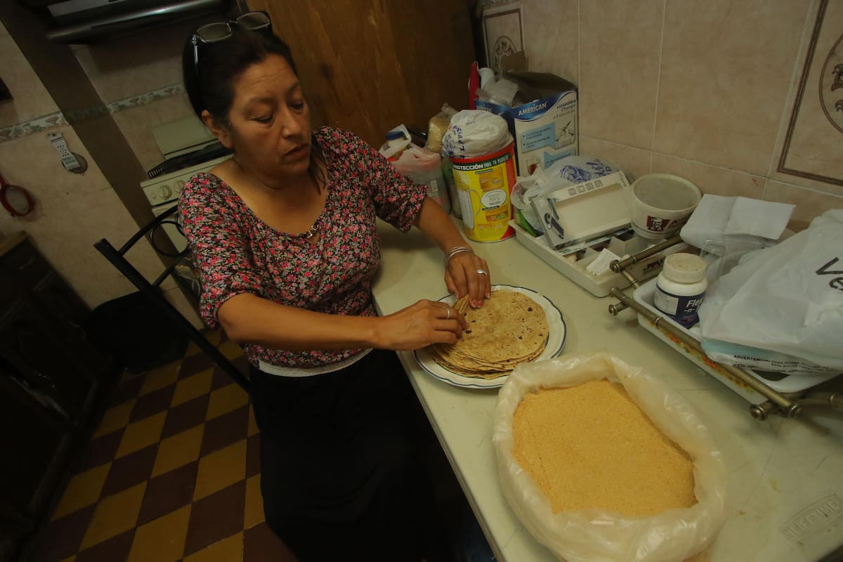 Rescatan tradición seri al cocinar con harina de mezquite