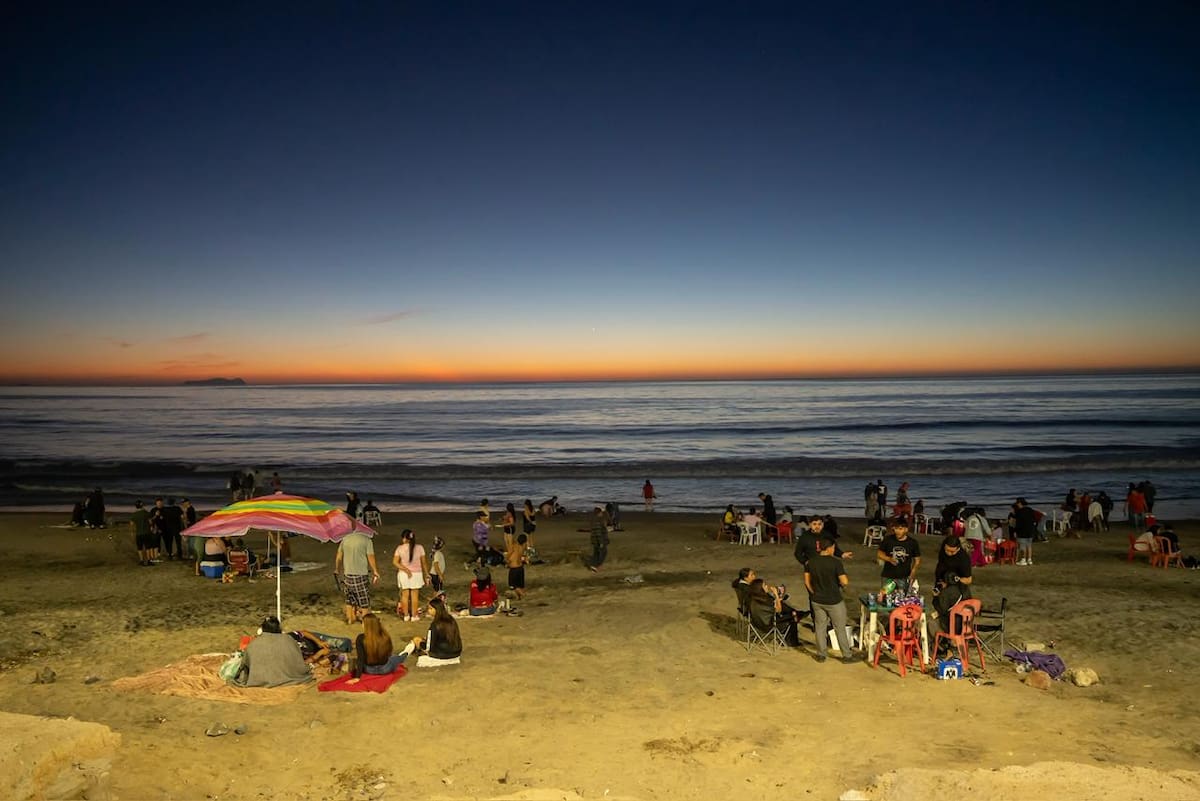 La temperatura alcanzó los 30 grados centígrados este sábado, lo que motivó a decenas de familias a despedir el mes frente al mar en una tarde teñida de tonos anaranjados y dorados. Foto: Border Zoom