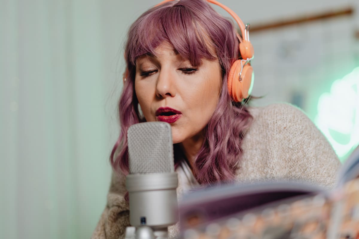 Cantar y salud: lo que dice la ciencia sobre sus efectos en el cuerpo y el cerebro