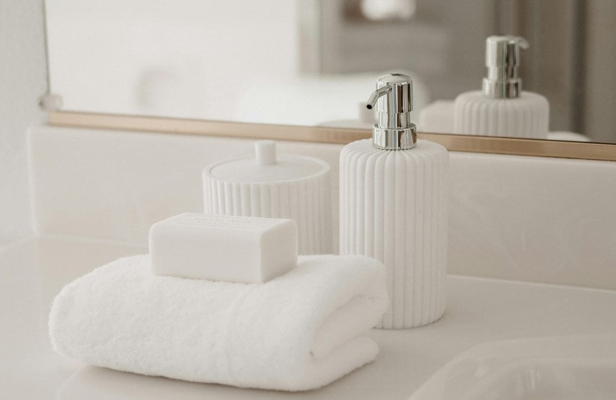 Antes de tirar tu dispensador de jabón viejo, conoce la idea que permite reutilizarlo como objeto funcional y decorativo en casa | Foto: Especial (canva)