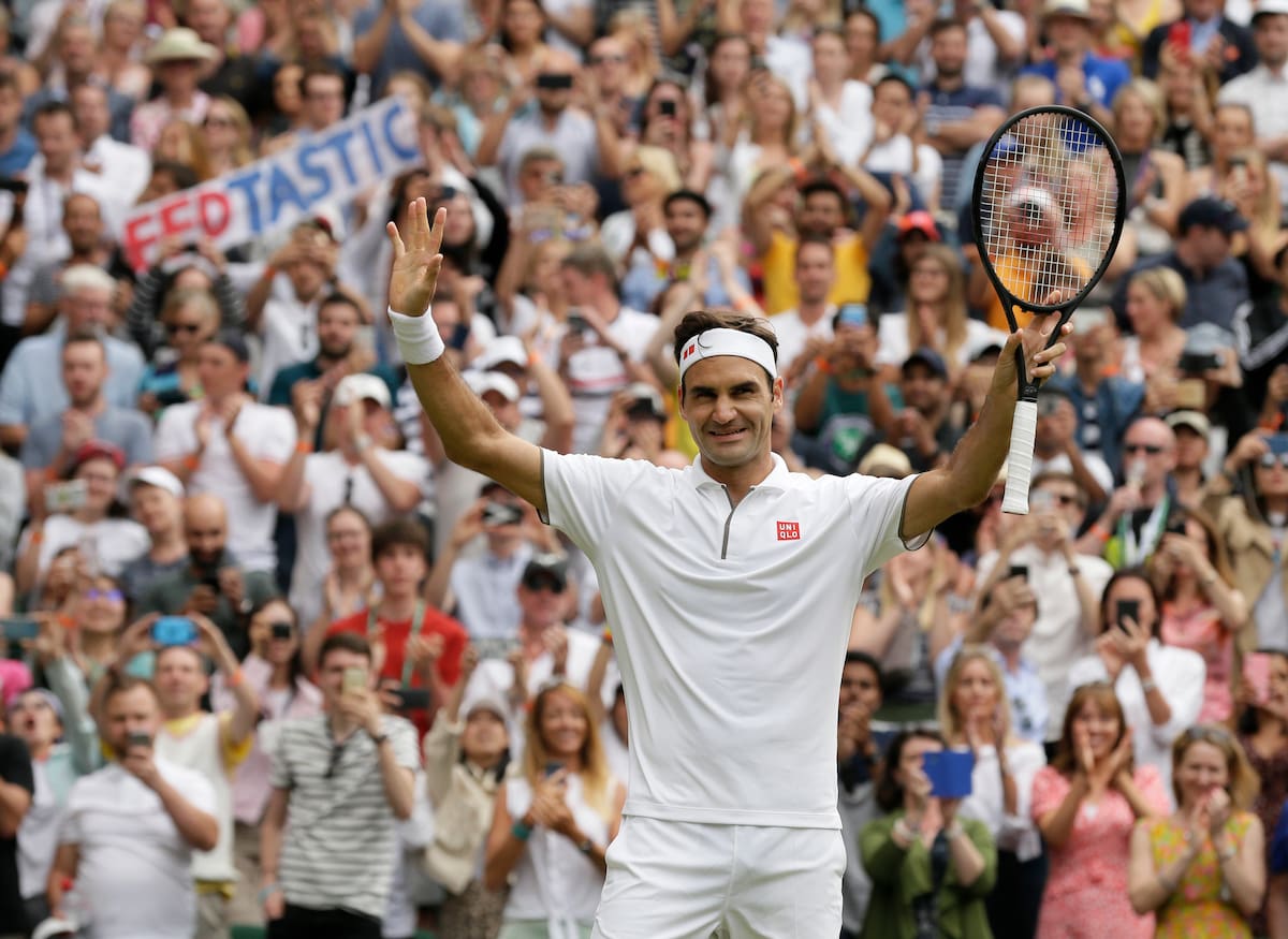 El suizo Roger Federer se despide del público tras derrotar al francés Lucas Pouile en partido de sencillos en el sexto día de competencia en Wimbledon, el sábado 6 de julio de 2019, en Londres. (AP Foto/Tim Ireland)