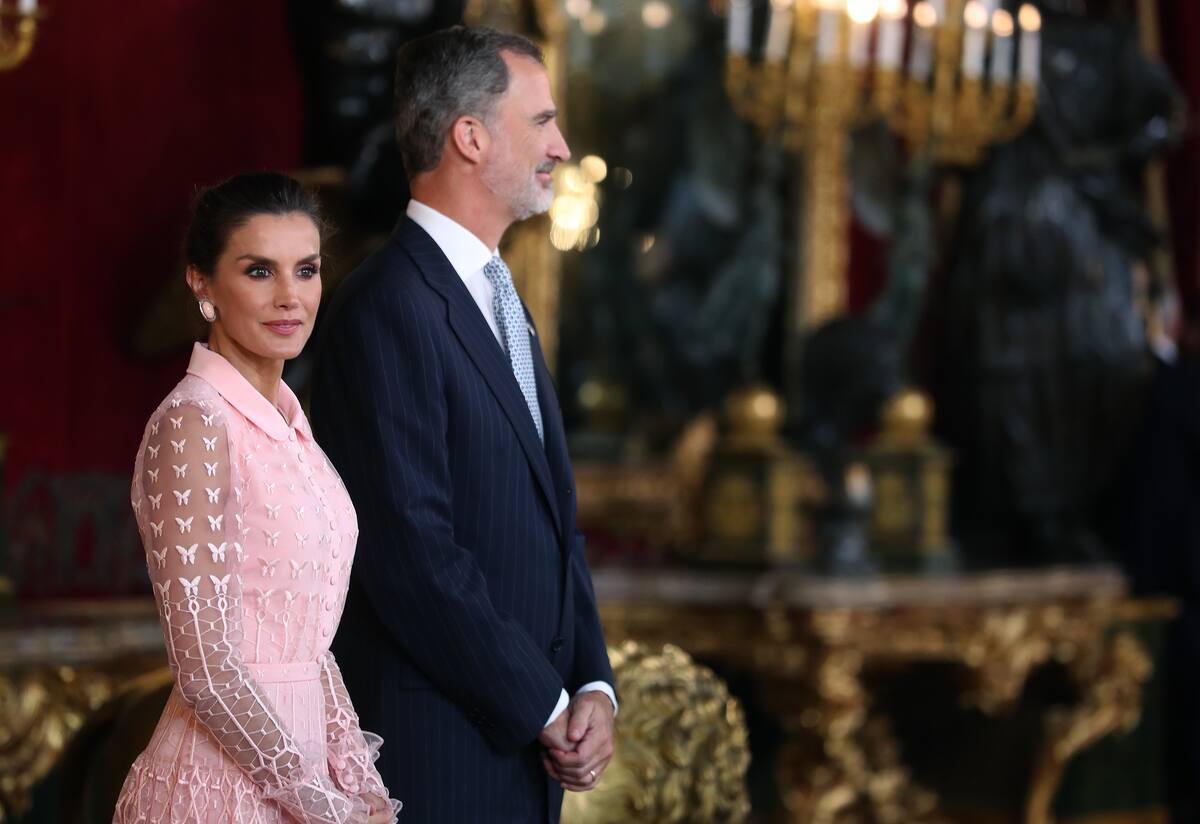 El rey Felipe VI y la reina Letizia, en el Palacio Real de Madrid en una recepción oficial con motivo de la celebración de la Fiesta Nacional. | Crédito: EFE/ Ángel Díaz