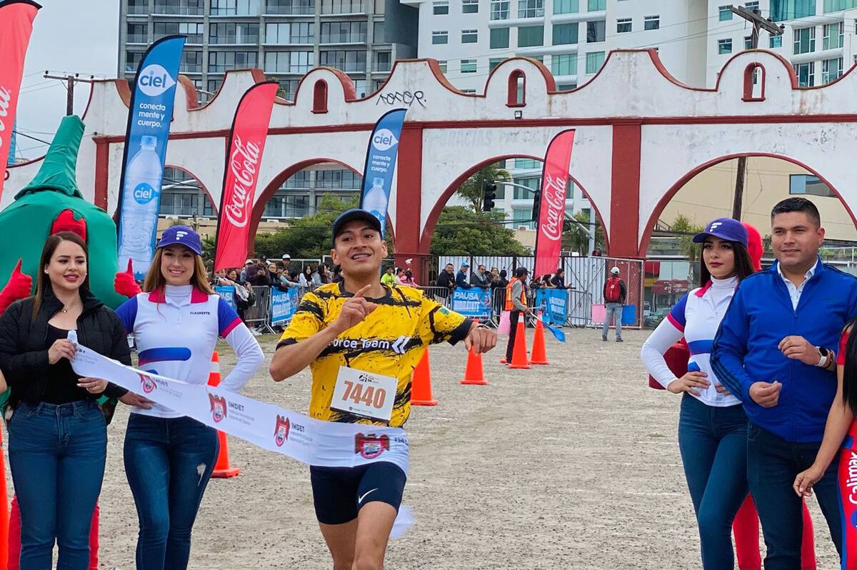 Mario “Jumi” Martínez fue el primero en cruzar la línea de meta, registrando un tiempo de 15 minutos y 59 segundos.