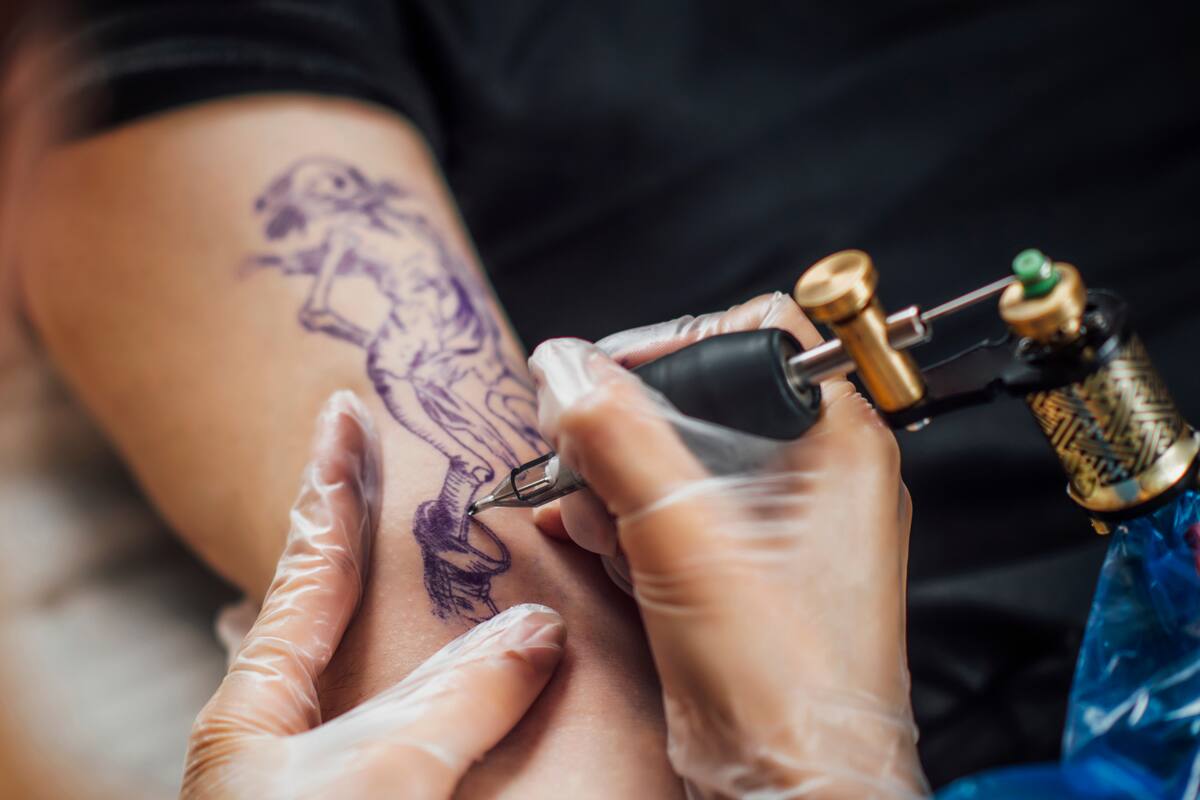 Nuevo estudio revela el comportamiento de la tinta de tatuajes en el cuerpo