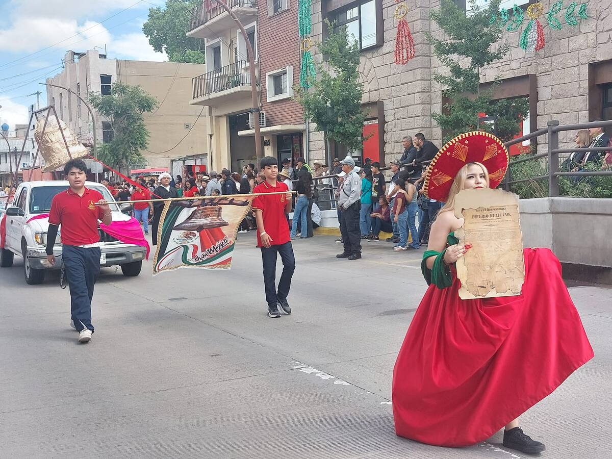 El desfile fue encabezado por el alcalde Juan Francisco Gim Nogales
