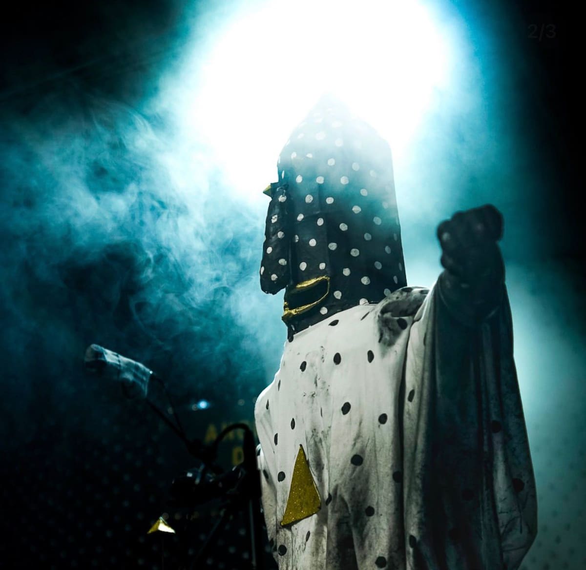 El dueto de Quebec combina anonimato, lenguaje inventado y música microtonal con creciente impacto global. Foto: Cortesía