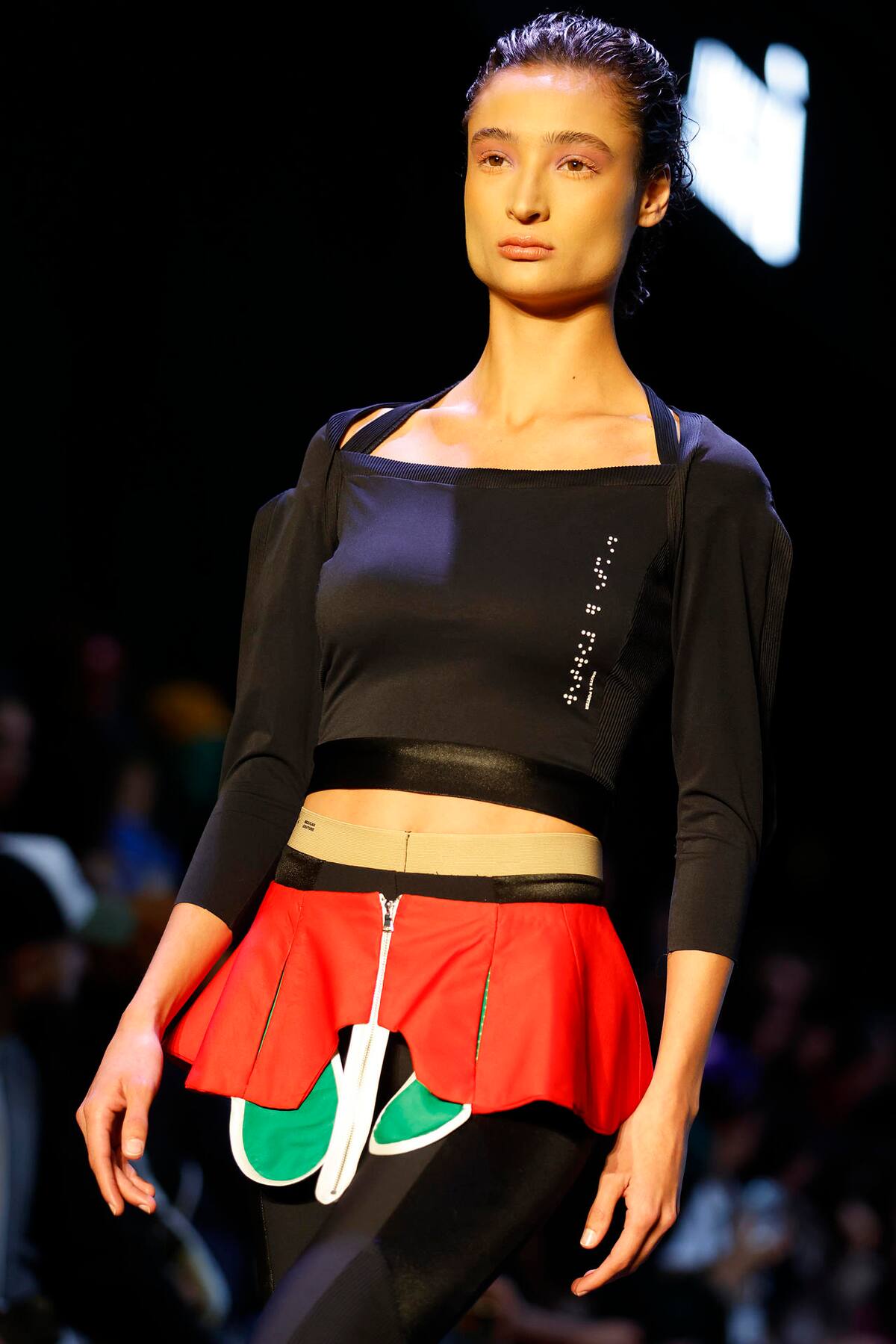 Cada prenda incluye bordados en braille, un detalle que refuerza el compromiso con la inclusión y funcionalidad de la ropa.