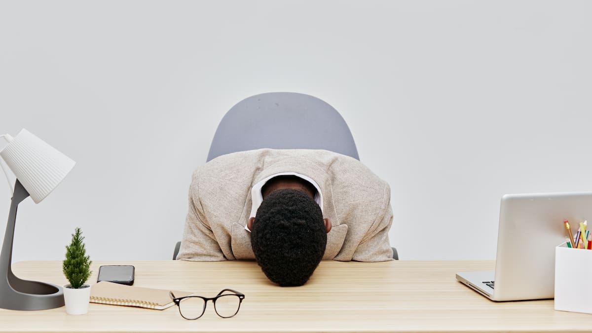 El estrés laboral y la caída del compromiso le cuestan a la economía global 10 billones de dólares mientras México enfrenta niveles récord de burnout en 2026
