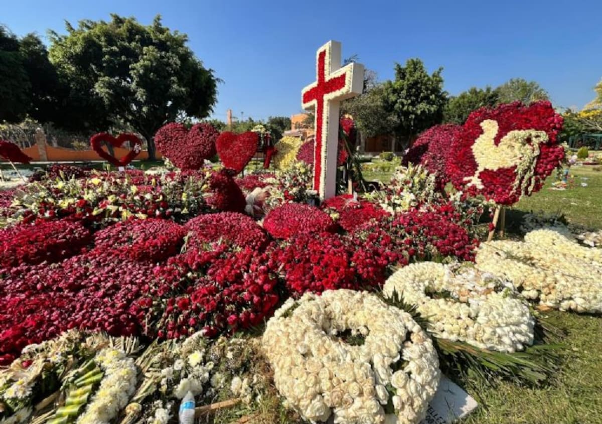Muerte de “El Mencho”: su tumba en Zapopan está abierta al público cinco días después de su sepultura sin operativo especial. Foto: Carlos Navarro