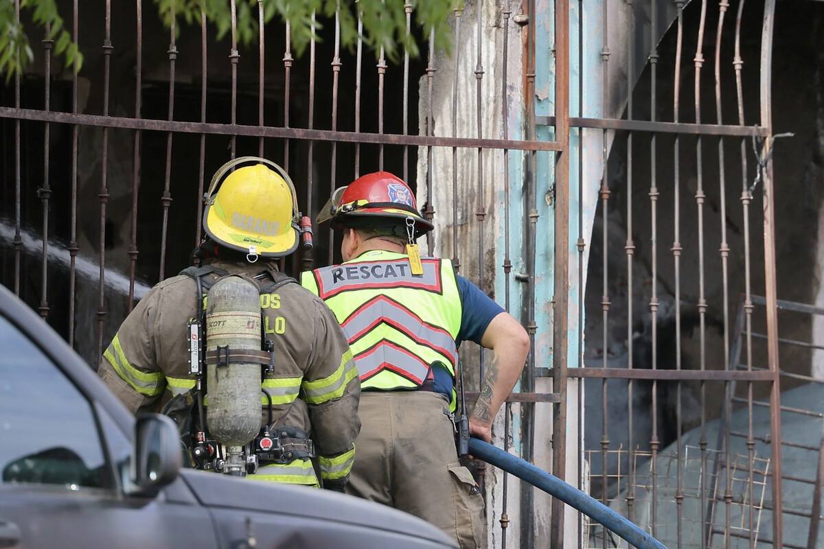 Según las autoridades, el propietario es un acumulador y es la segunda vez que ocurre un siniestro en el mismo lugar. Foto: Julio A. Clark.