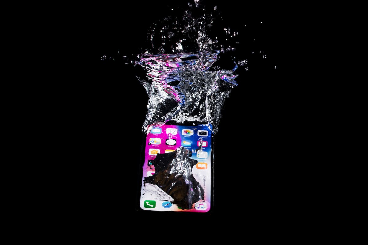 ¿Qué hacer si se cae mi teléfono al agua? Esto debes hacer de inmediato para minimizar los daños