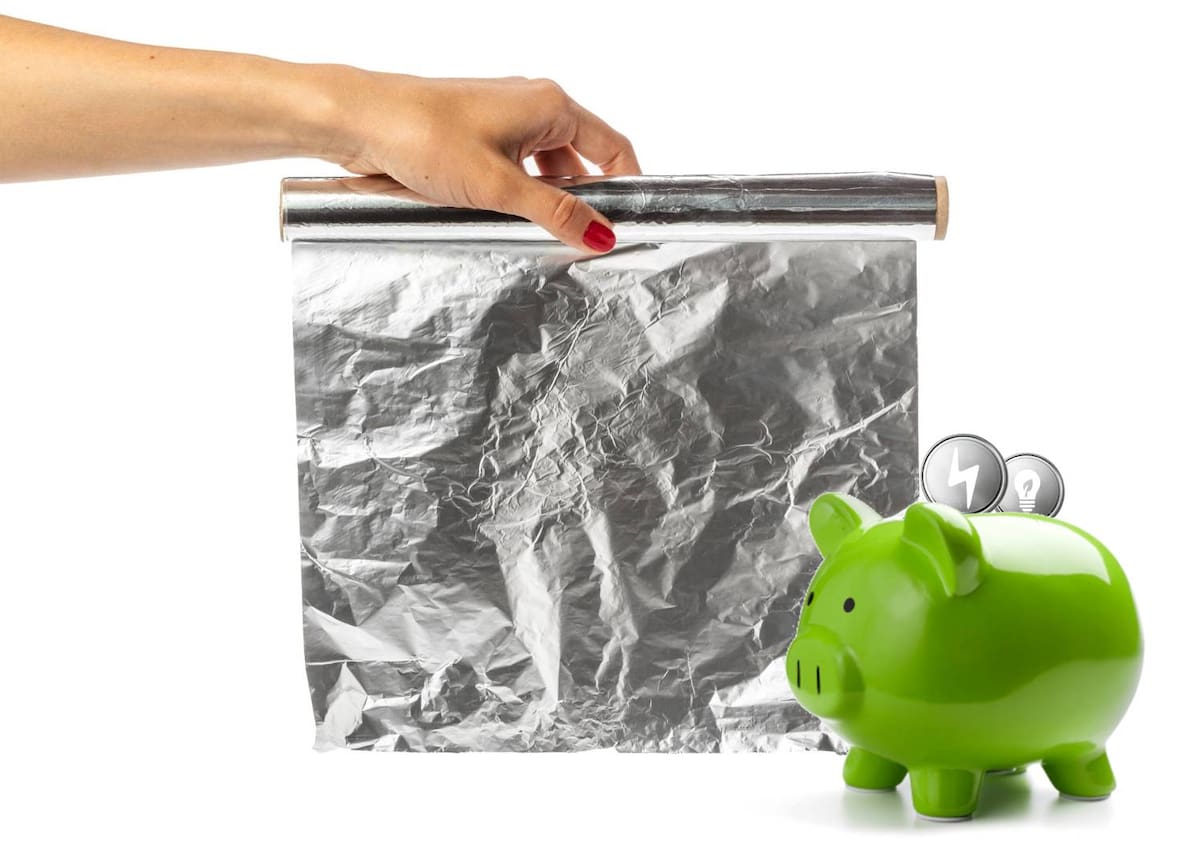 Cuando el papel aluminio se coloca correctamente, según expertos, actúa como una barrera que evita que el calor penetre al interior del hogar. | Foto: Freepik/Pngwing