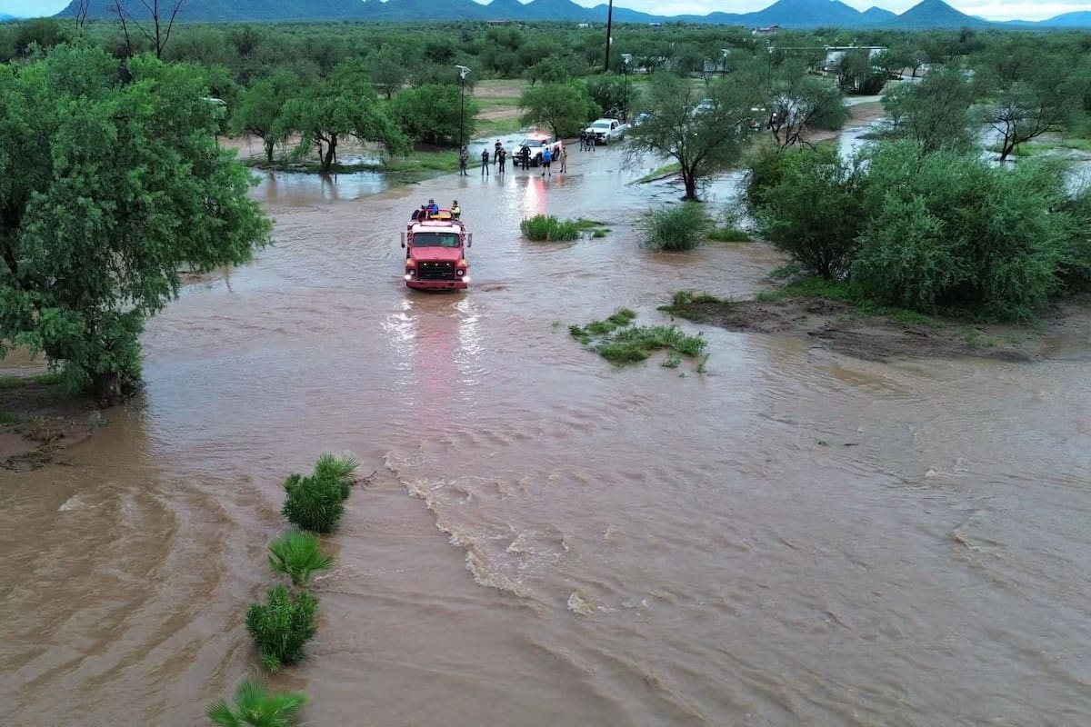 Bomberos insisten en que personas no se arriesguen a cruzar arroyos tras lluvias por corrientes ni siquiera abordo de autos