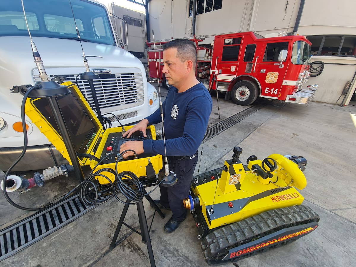 El Robot bombero SERI, listo para entrar en acción de la mano de los elementos Marco Trujillo Valencia y Fernando Antonio
Symonds Torres, quienes están a cargo de la tecnología del cuerpo de rescate en la ciudad | FOTO: GAMALIEL GONZÁLEZ