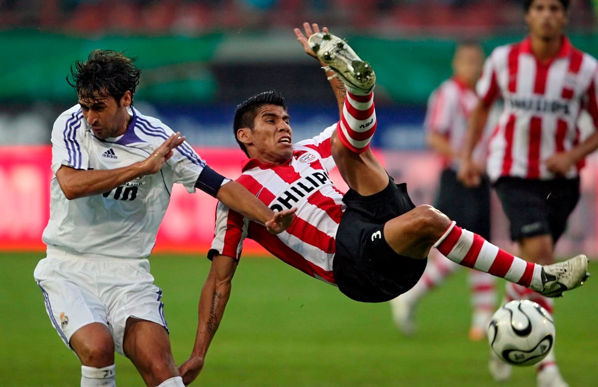 MOS07. MOSCÚ (RUSIA). 5/8/2007.- El mexicano Carlos Salcido (d) del PSV Eindhoven lucha por el balón con Raúl González del Real Madrid (i) durante su partido de la final de la Copa RZD (Ferrocarriles de Rusia), que se disputó en el estadio Lokomotiv de Moscú, Rusia, hoy domingo 05 de agosto. EFE/Sergei Iltnitsky