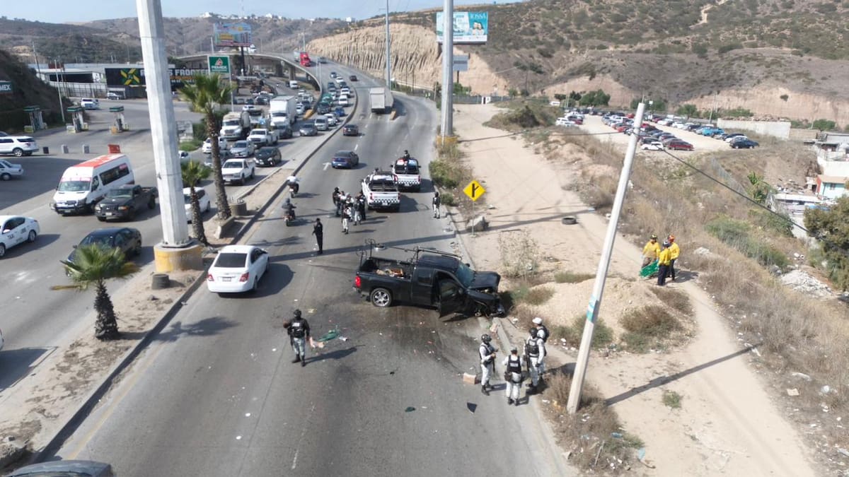 La unidad cruzó al carril opuesto y terminó chocando contra un muro de contención. Foto: Border Zoom
