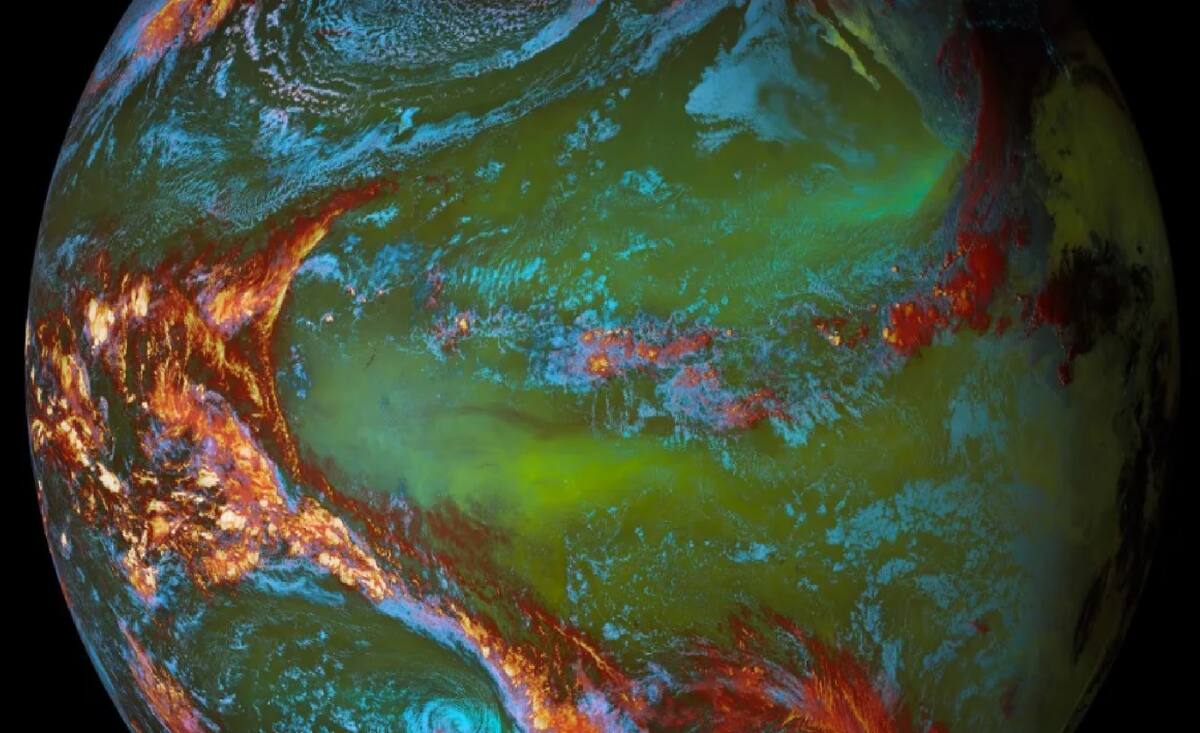 El fotógrafo español Sergio Díaz Ruiz ganó el Premio Annie Maunder a la Innovación en Imagen por esta imagen , que muestra nuestra Tierra como un mundo al parecer alienígena.
