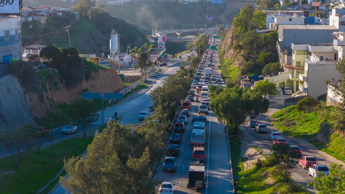 Trabajadores realizaron labores de pintado vial, colocación de señalética y forestación en la zona del cañón del Matadero como parte de los trabajos finales del Viaducto Elevado. Foto: Border Zoom