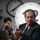 Mientras Carlos Slim sigue en defensa de una jornada de 12 horas diarias en México y jubilarse hasta los 75 años, datos de un estudio de Stanford indican que no siempre laborar más es ser más productivo