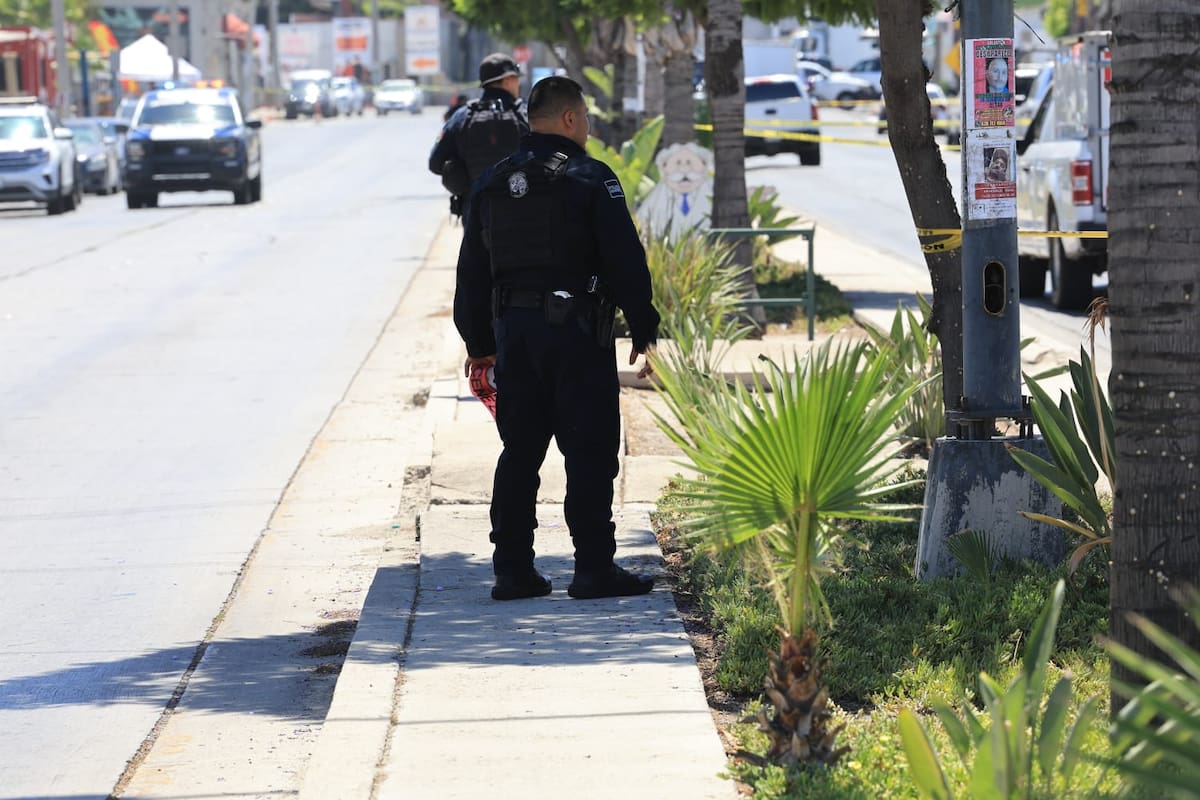 Los cuerpos fueron encontrados con poco más de una hora de diferencia en dos automóviles distintos; la avenida Tapachula permanece cerrada. Foto: Sergio Ortiz