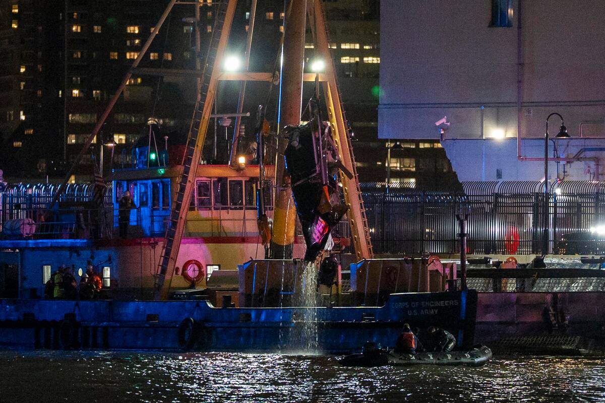 Organismos de emergencia retiran del agua los restos de un helicóptero accidentado este jueves, en el Río Hudson en Nueva York (Estados Unidos). EFE/ Angel Colmenares