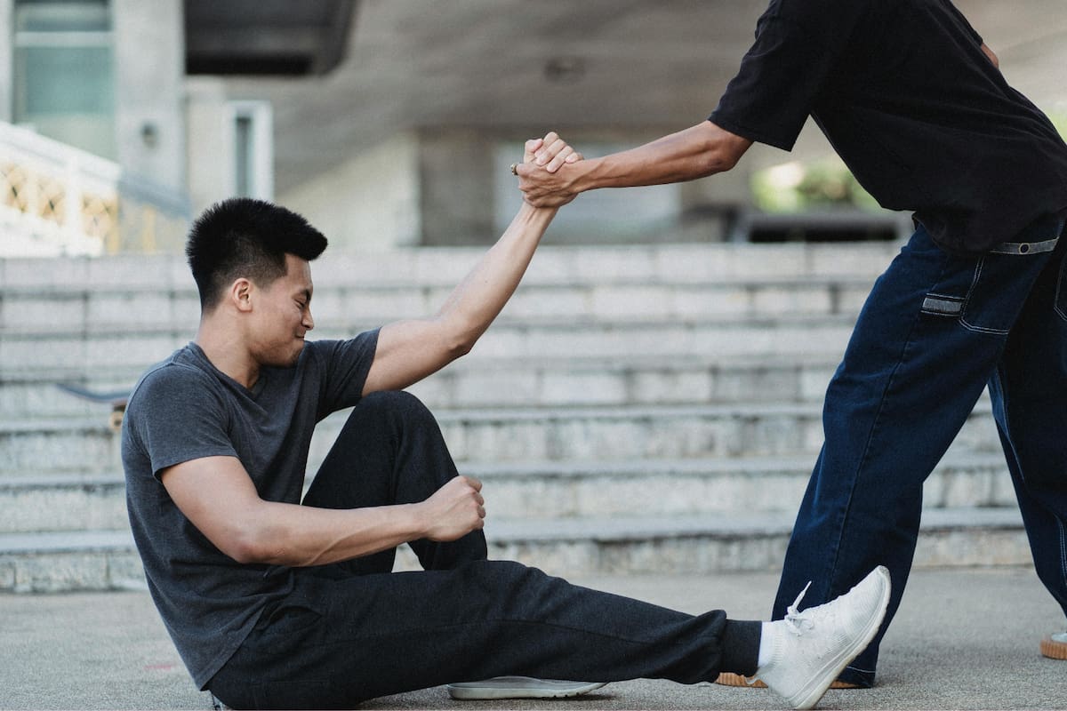 ¿Por qué hacemos ruidos al movernos después de los 40? Esto dice un experto