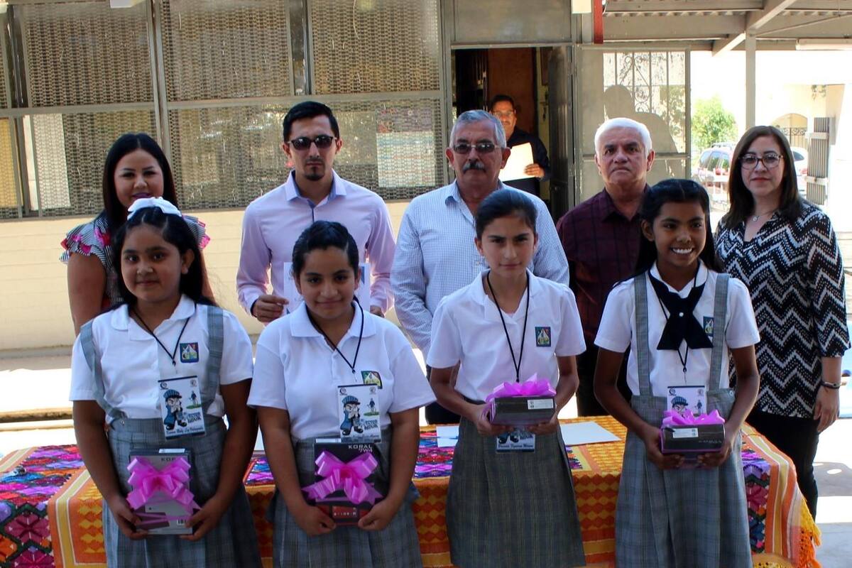 Reconocen a alumnas por cuidar el agua