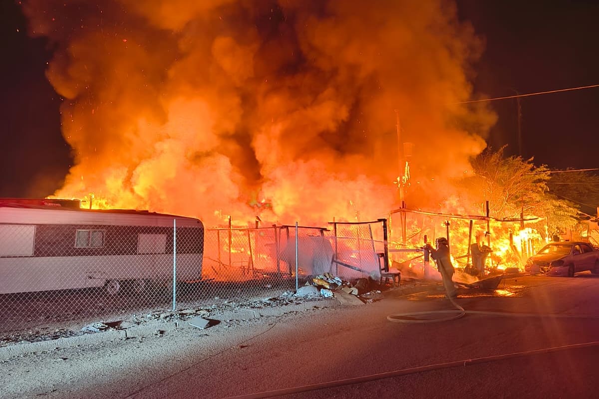 Incendio consume entre cuatro y cinco viviendas en predios irregulares del fraccionamiento Vistas del Valle