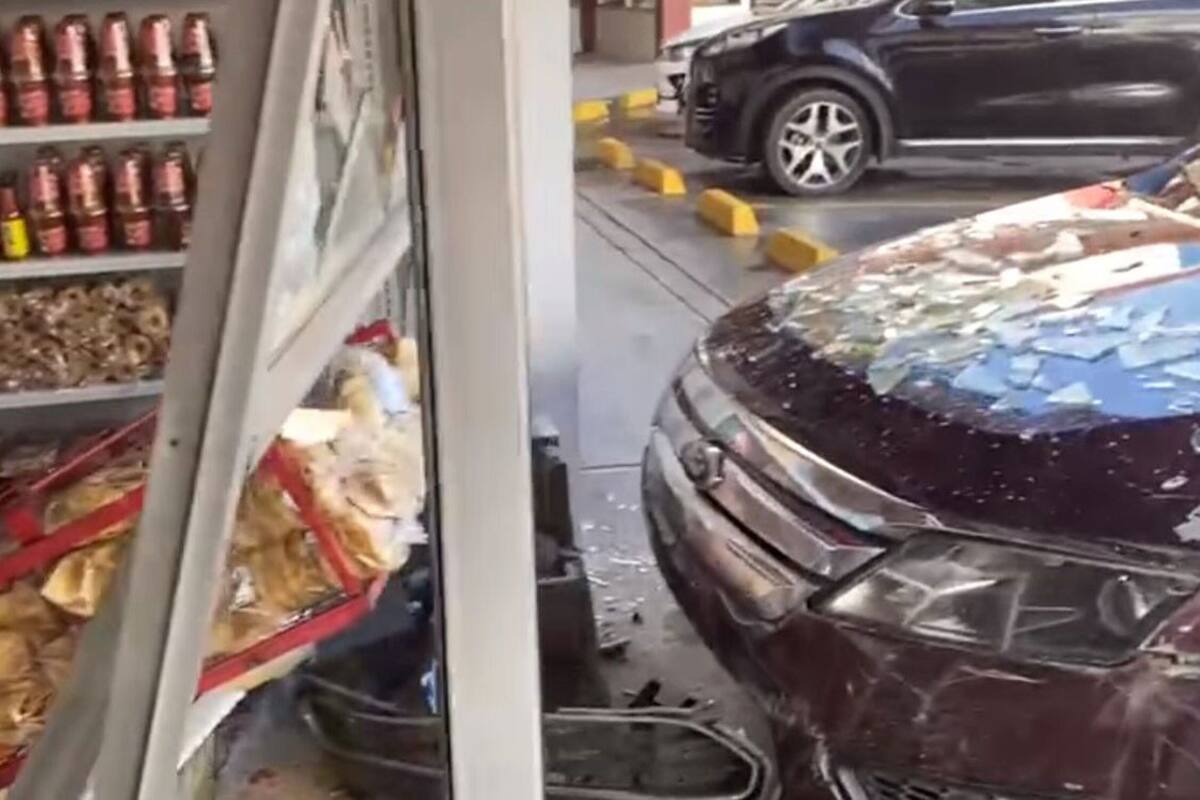 Acelera en lugar de frenar y choca contra fachada de tortillería en Rosarito