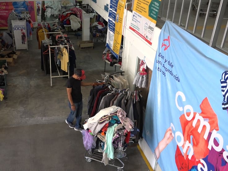 Padres, abuelos y estudiantes recurren al Banco de Ropa para vestir a niños y jóvenes en temporada decembrina