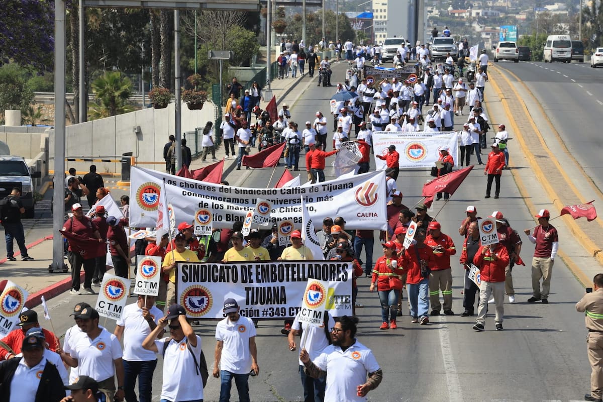 Desfile del Día del Trabajo reúne a más de 2 mil en Tijuana y provoca cierres viales